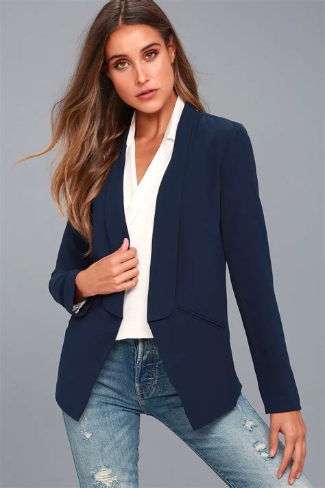 navy blue blazer women outfit.